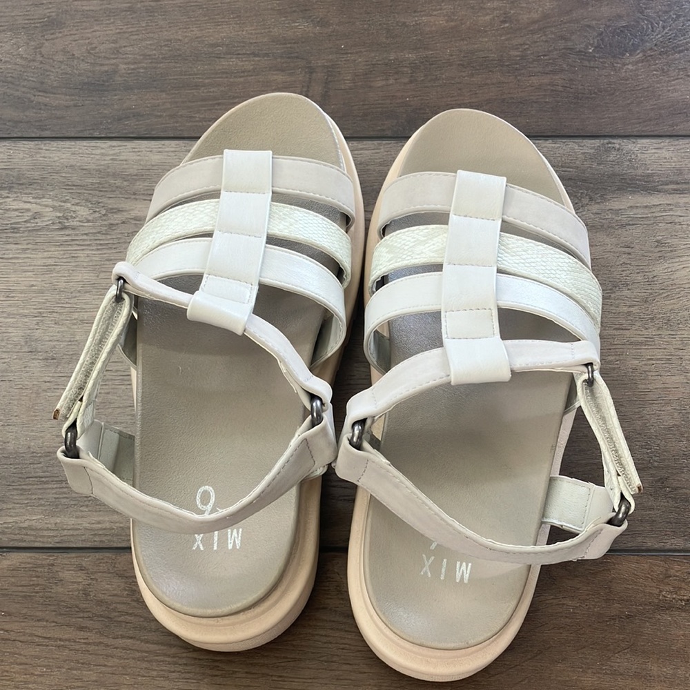 New Platform Sandals - Picture 3 of 4
